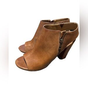 FERGALICIOUS SANDAL HEELS TAN